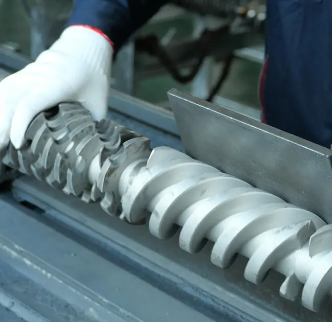 Pse vijat e zeza shfaqen vazhdimisht në ekstruder? Ky artikull ju mëson se si të përcaktoni shpejt nëse është shkaktuar nga një problem me tytën ose vidën.